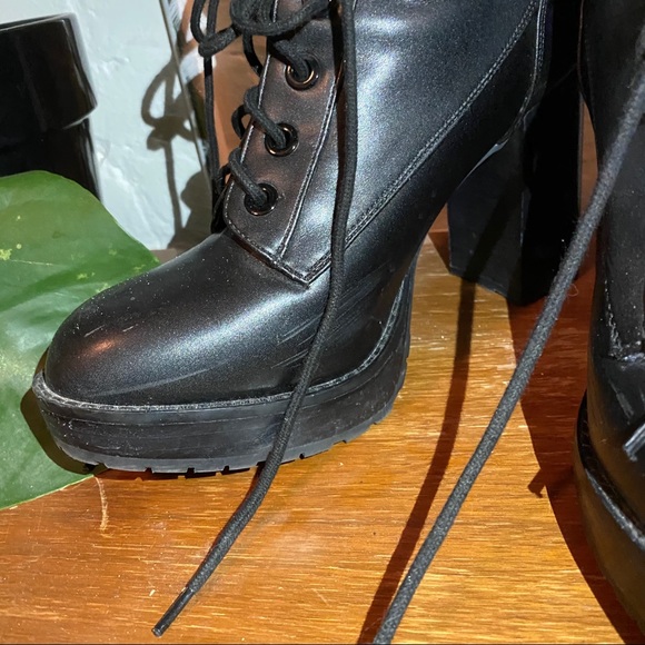 UO Kennedy heeled lace up boots. - Picture 2 of 6